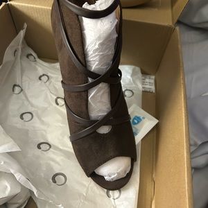 Beautiful brown stylish open toe booties never worn 3-4 inches estimated